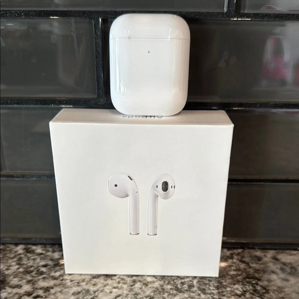 Apple White Wireless Earbuds with Charging Case